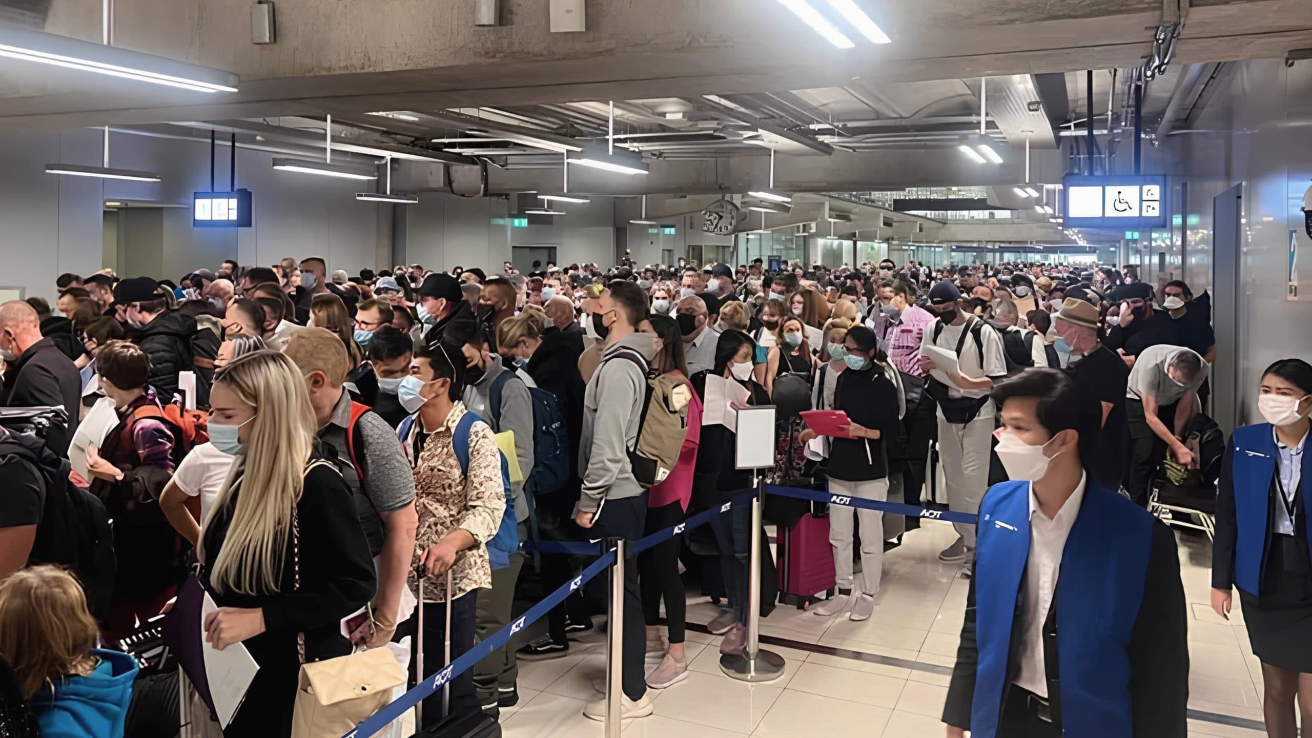 long airport line at suvarnabhumi
